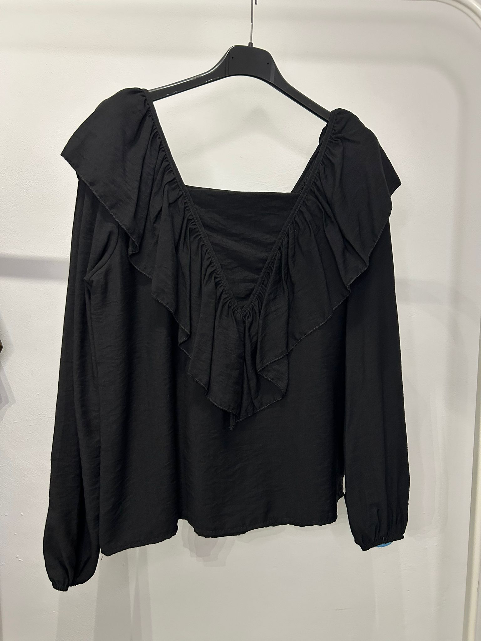 Blusa negra fluída