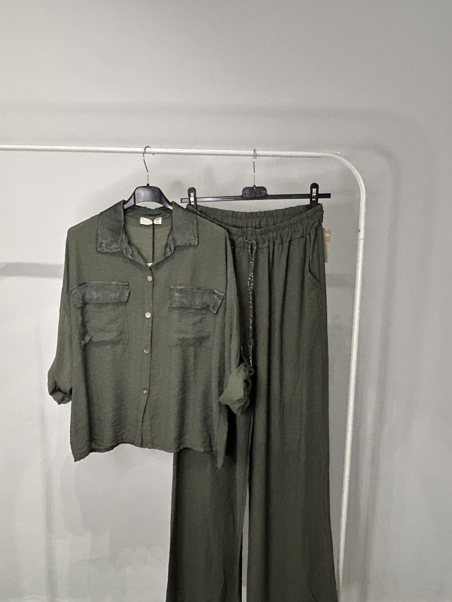 Conjunto camisa y pantalón fluído verde