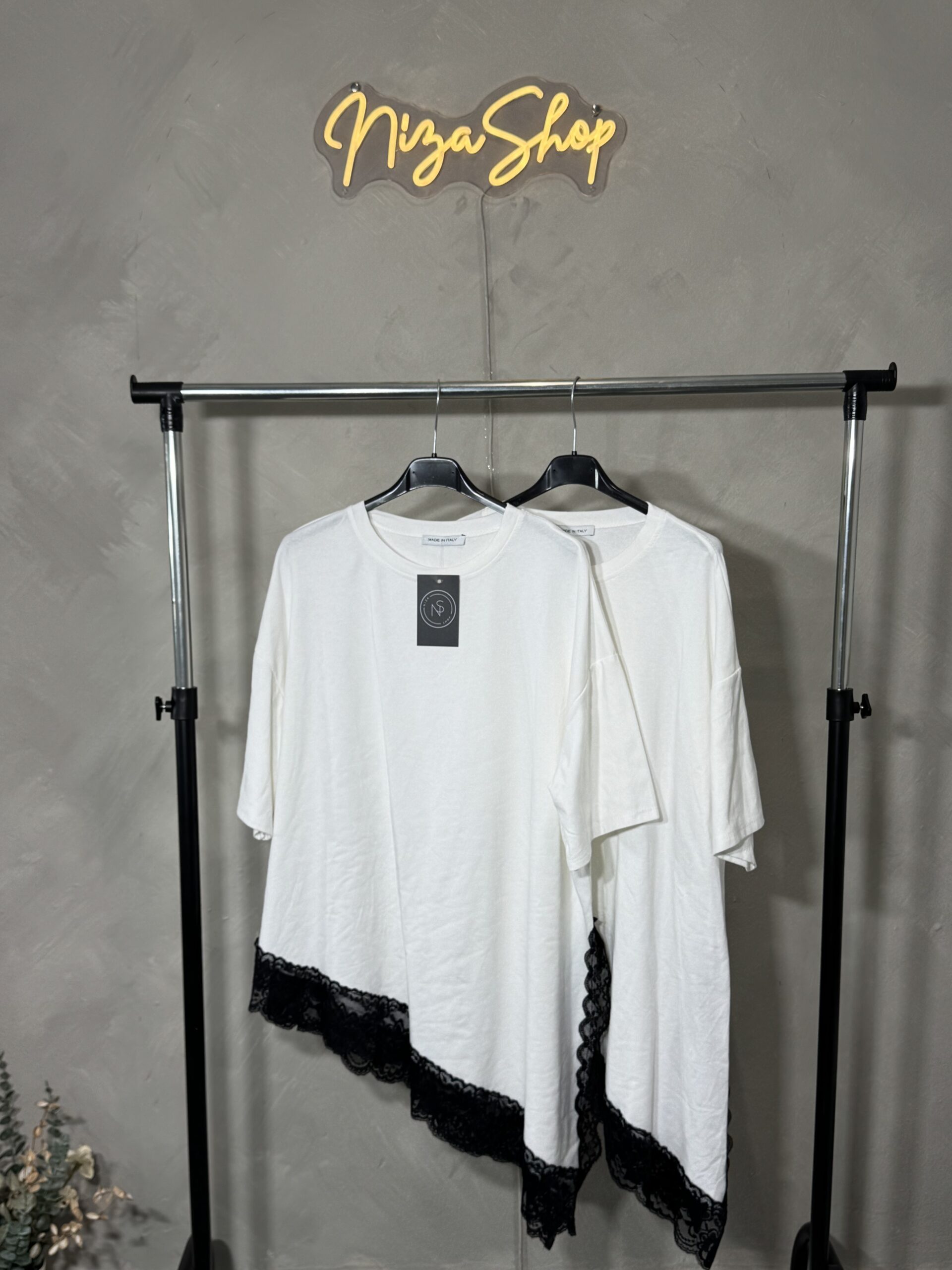 Camiseta bajo puntilla