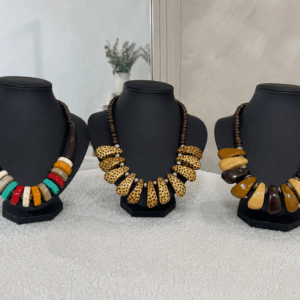 Collar étnico multicolor de resina